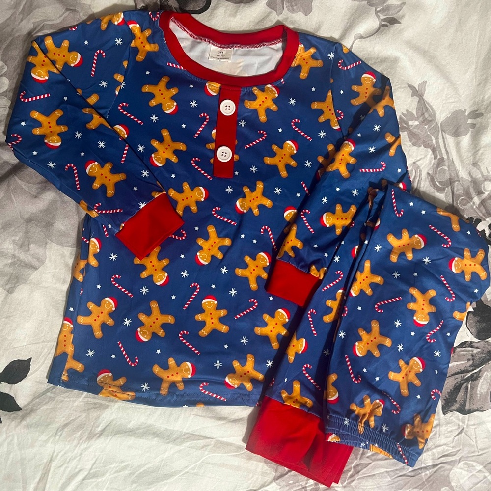 Boys or girls 
Size 7/8 
Never worn 
Bought at online Boutique